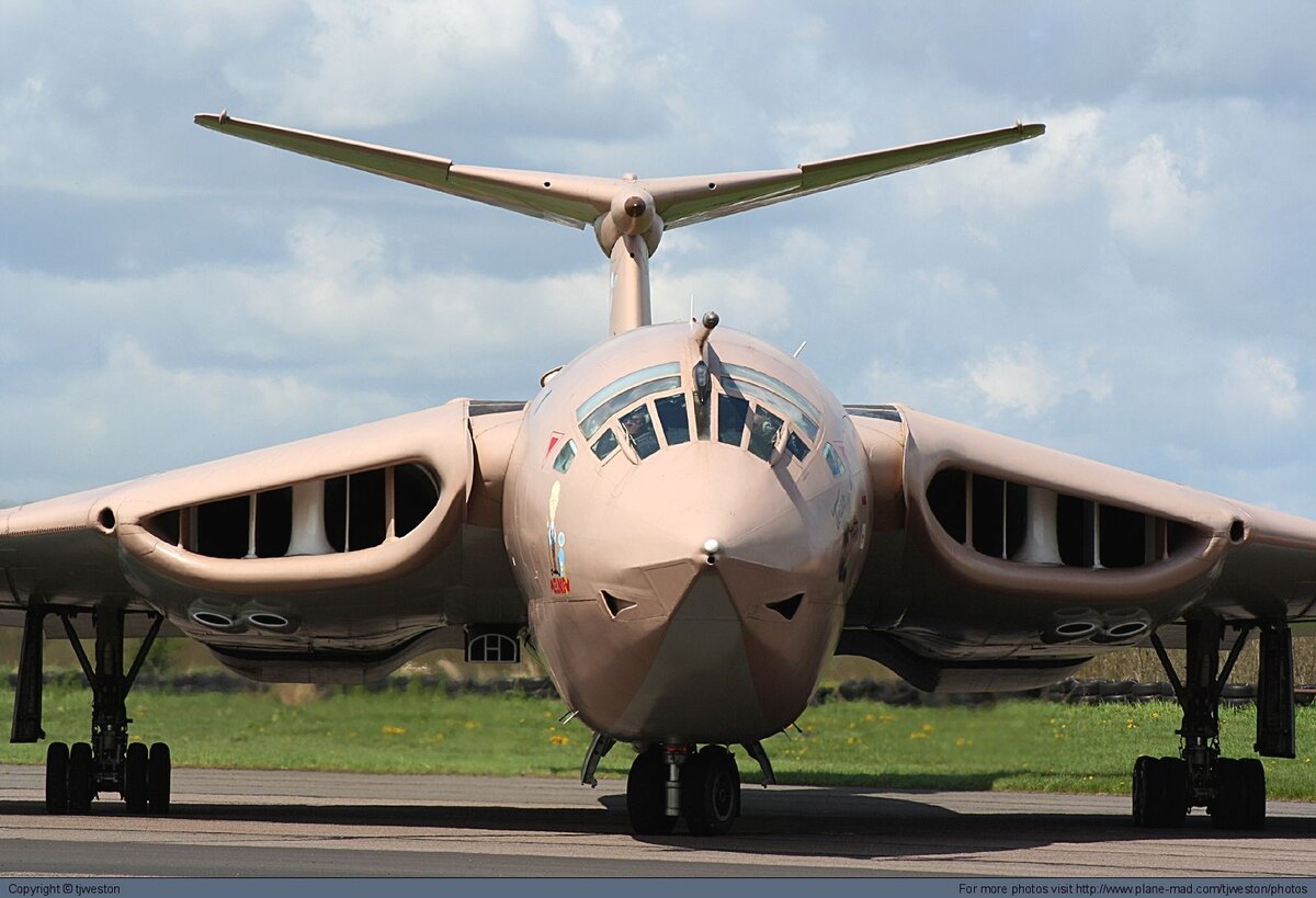 Handley Page Victor K2 - модификация под воздушный танкер. Этот самолет мне всегда чем-то напоминал насекомое в такой проекции