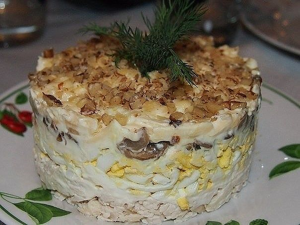 Салат «Тиффани» с курицей и грецкими орехами