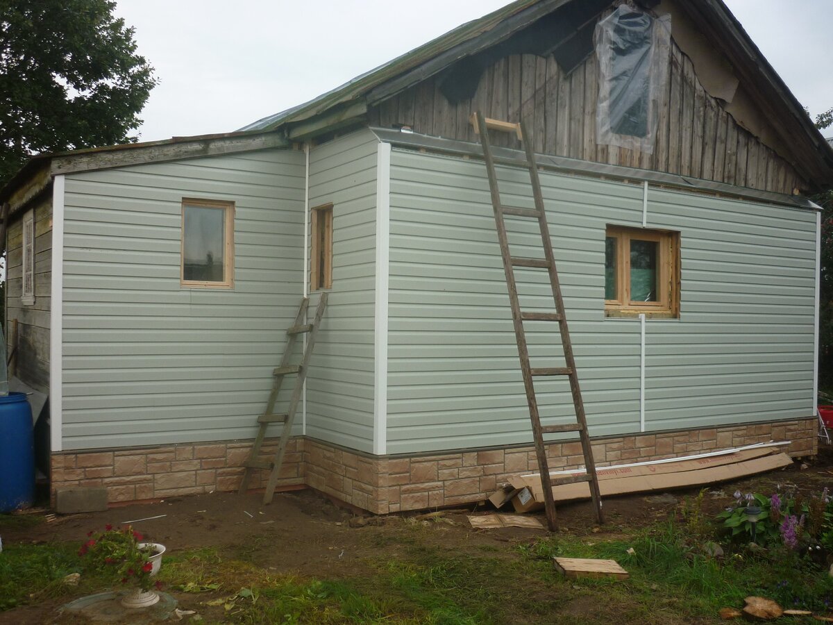 Это неправильная сторона дома, которую мы утеплили по-современному, наплевав на заветы предков.