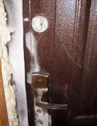 Почему на входных дверях появляется намороз льда и как его убрать