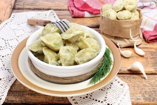 Вилка на горке пельменей смотрится очень красиво, но вкуснее их есть ложкой и с бульоном!