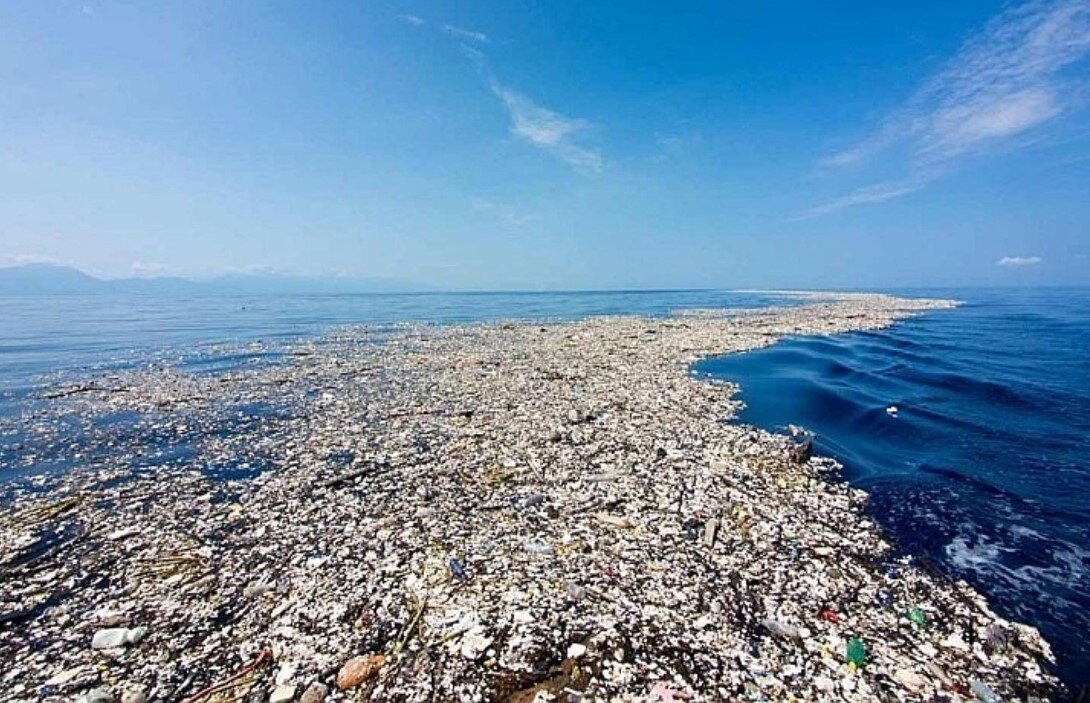 Огромный мусорный остров в Тихом океане