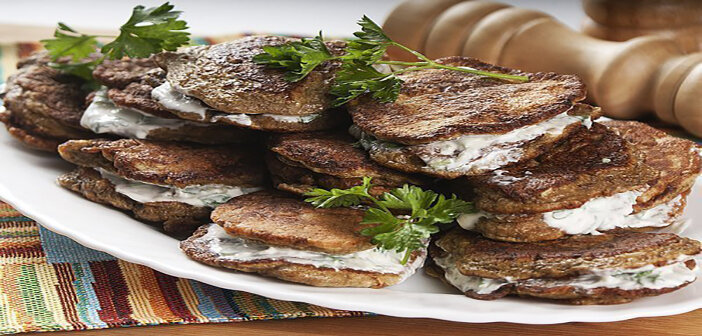 Печёнка – продукт, который любят далеко не все. Аппетитные печёночные оладьи в нежном сметанном соусе помогут вам раз и навсегда изменить представление о печёнке, если вы её ещё не полюбили.