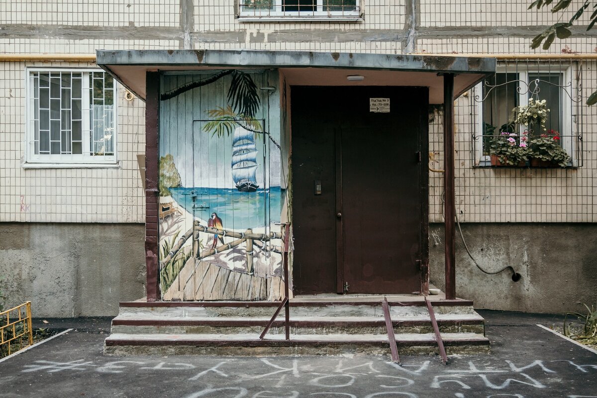 Роспись такой подъезд не спасет...