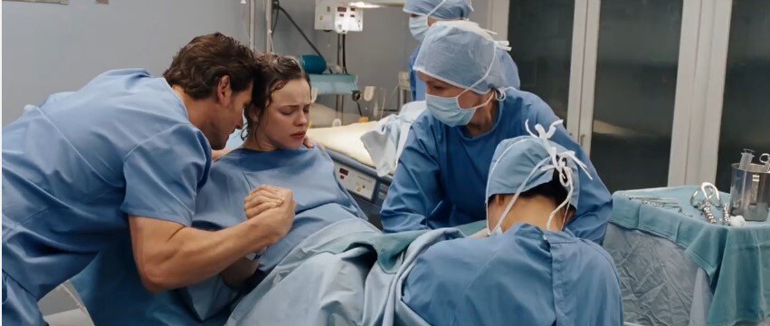 В первом фильме сильнее напряжение