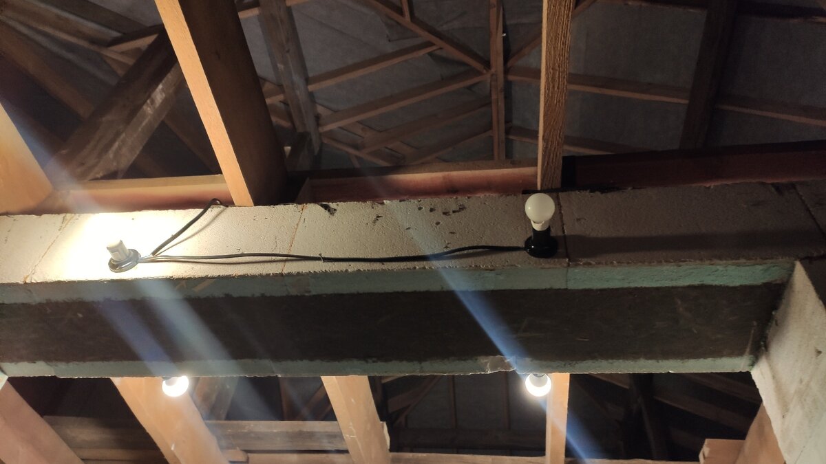 На стройке "перегорела" очередная лампочка 