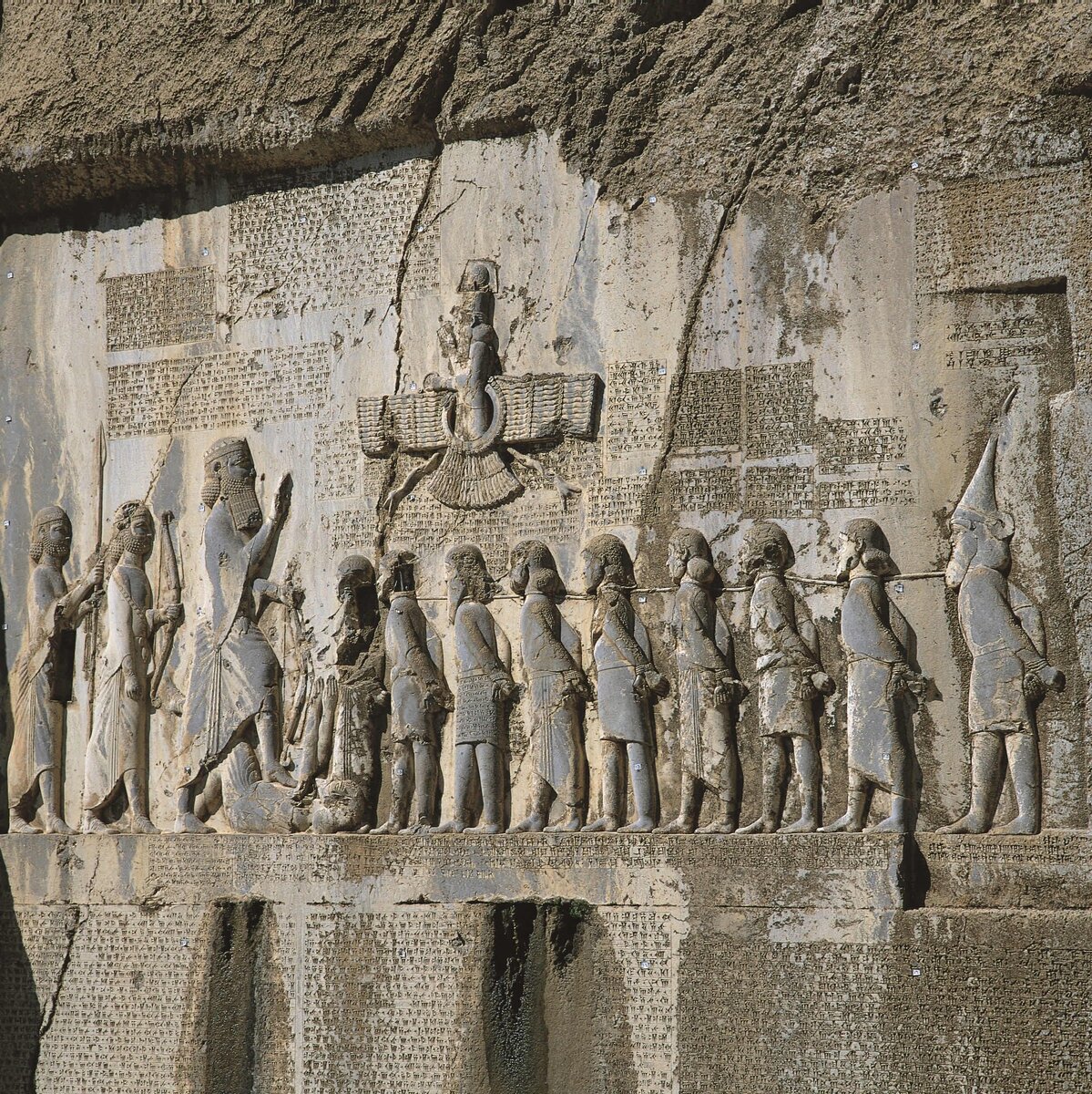 Бехустинская надпись на скале возле иранского города Экбатана, в которой содержится первое упоминание об Армении