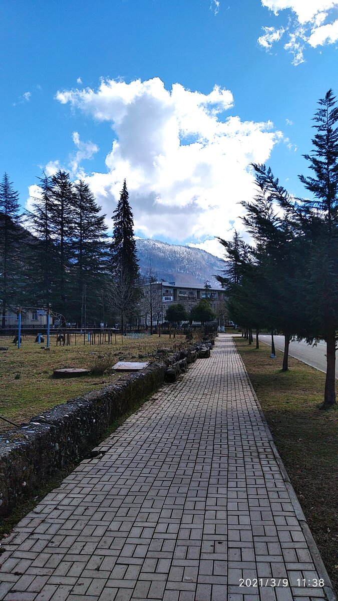 У нас солнечно, но, как и обещали, холодный март