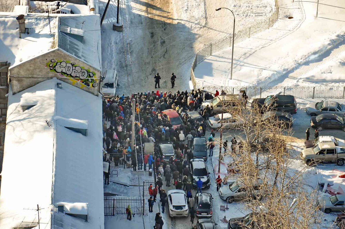 Екатеринбуржцы толпятся возле полицейского оцепления.