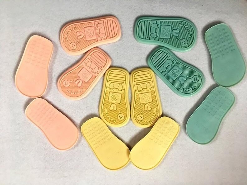 Подошва для детской обуви должна быть надёжной.