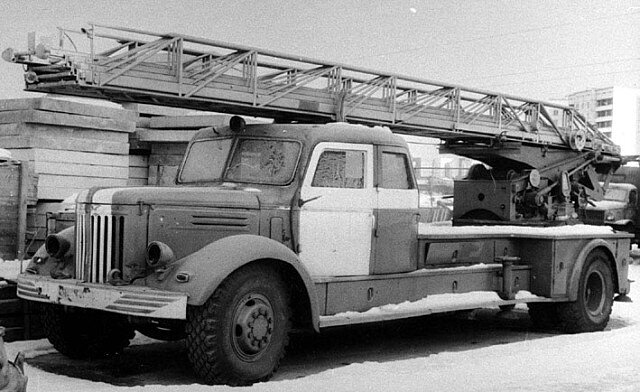 Автолестница АЛМ-32 на базе МАЗ-200 — 1955 год (uncle-vova.com).