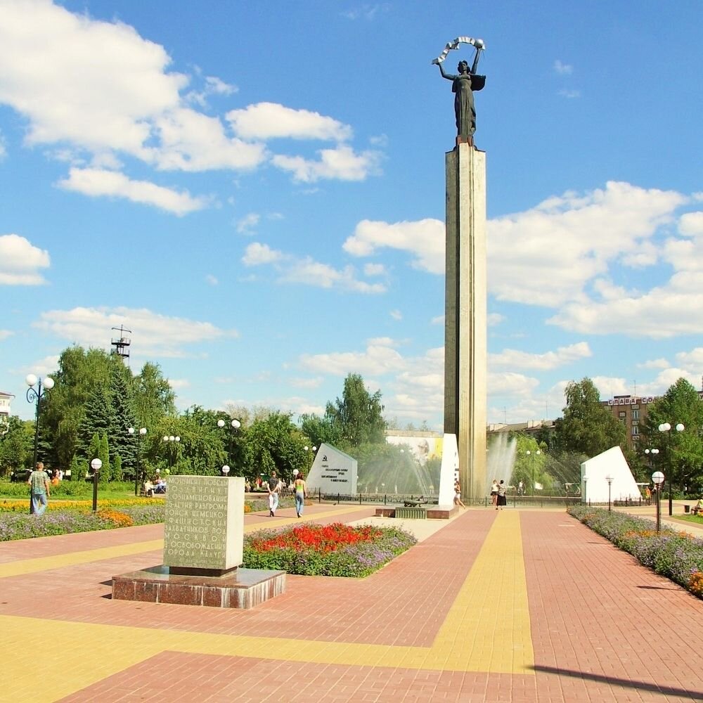 Какие памятники есть в калуге. Памятник на площади Победы Калуга. Калуга площадь Победы монумент. Статуя на площади Победы в Калуге. Обелиск на площади Победы Калуга.