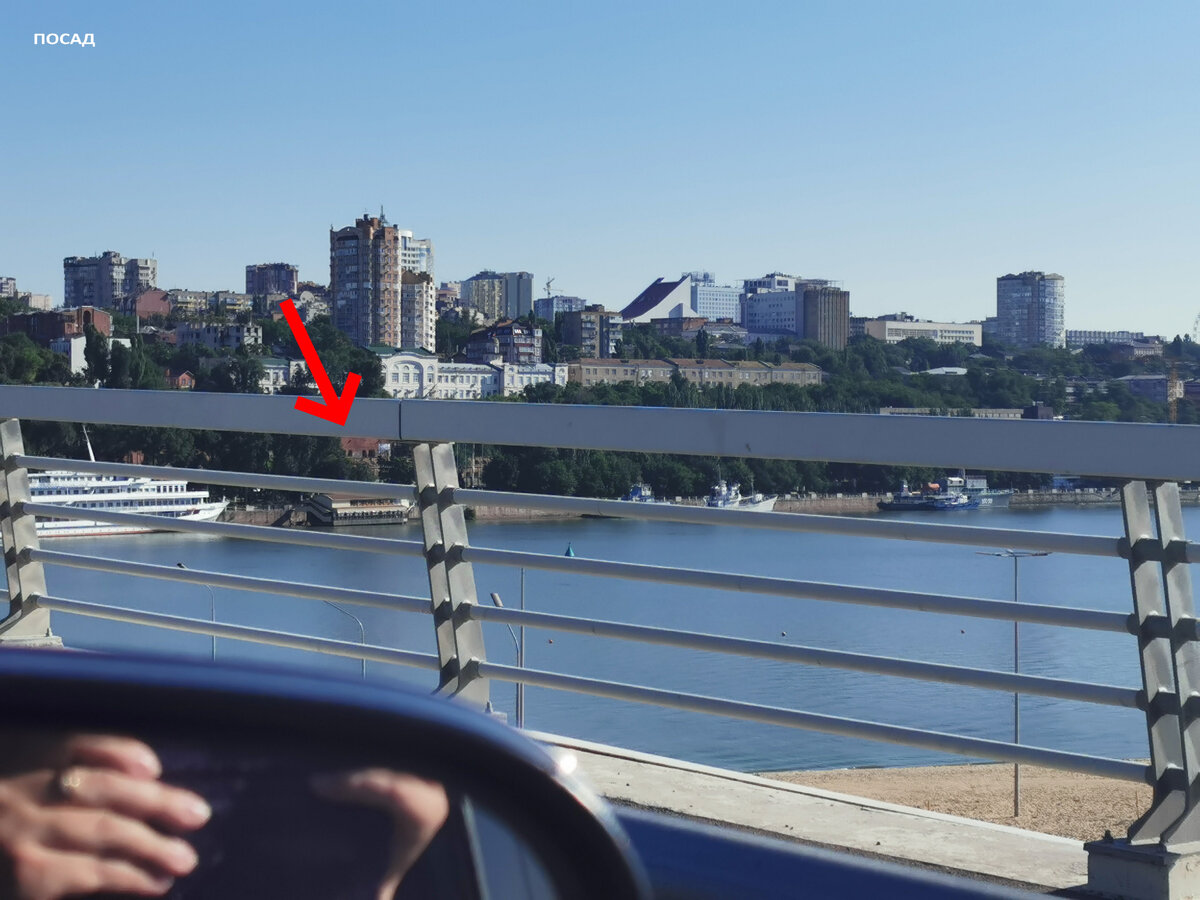 С моста Парамоны практически не видны (стрелочка). Ориентир - кораблик.