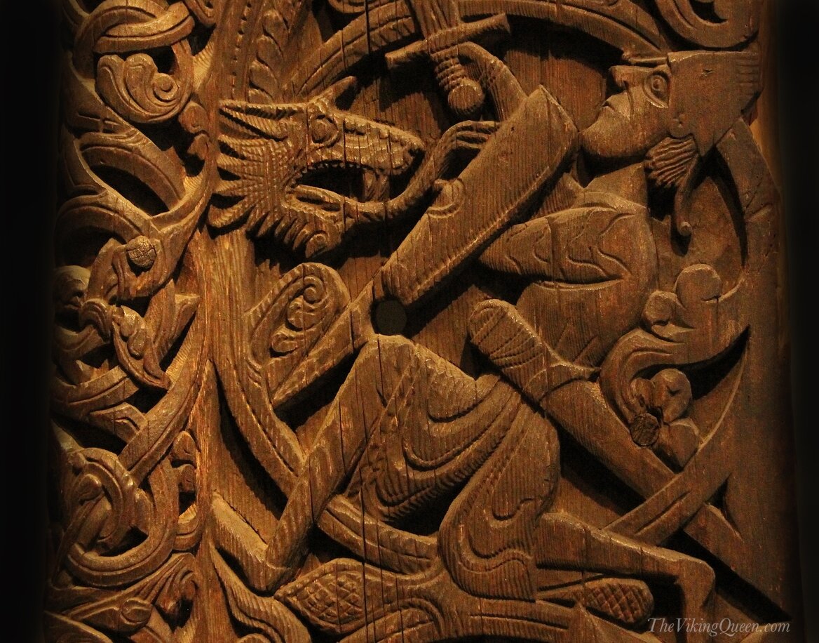 Битва Сигурда с драконом Фафниром, резьба на деревяных воротах церкви XII в. в Хюлестаде, Норвегия.