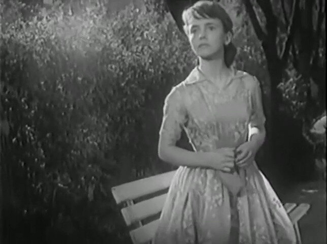 Еще одна представительница рабочего класса Дашутка. Ее играет Л. Крылова.