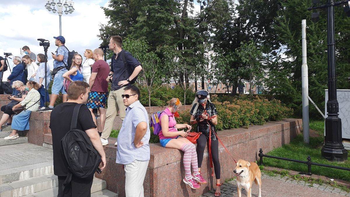 Дамы тоже красные как Рашкин.Каков депутат таков и электорат.