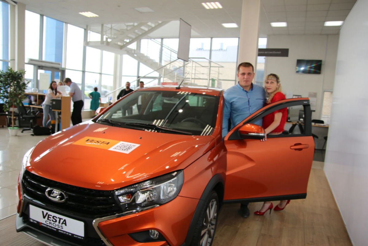 Новые автомобили прайс. Лада Веста в автосалоне. Lada Vesta дилерская. Лада Гранта 2021 Элвис Аком Лада. Лада Веста кросс Элвис.