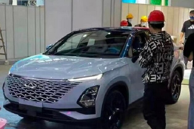 На фото: Кроссовер Chery X-C (Omoda 5) перед премьерой