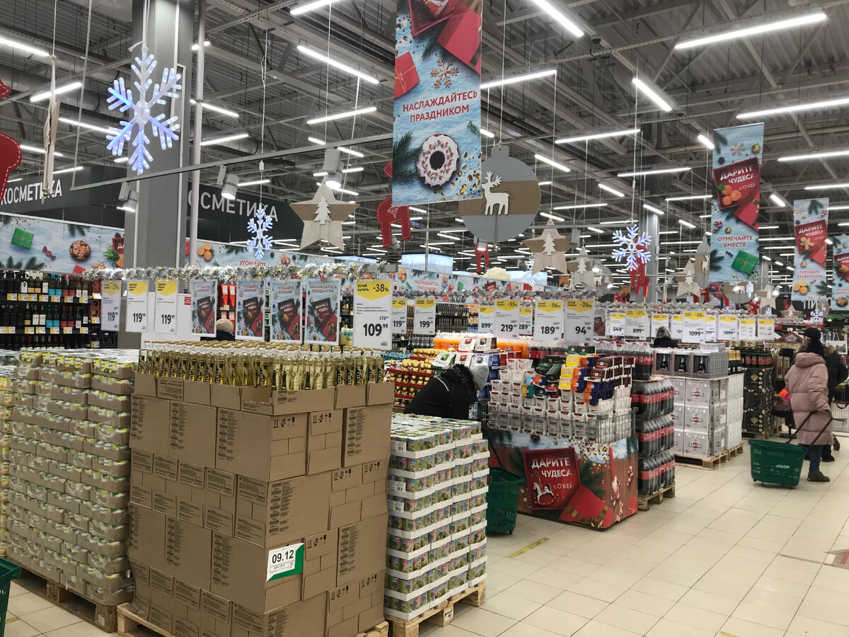 На полках идеальный порядок и товара много