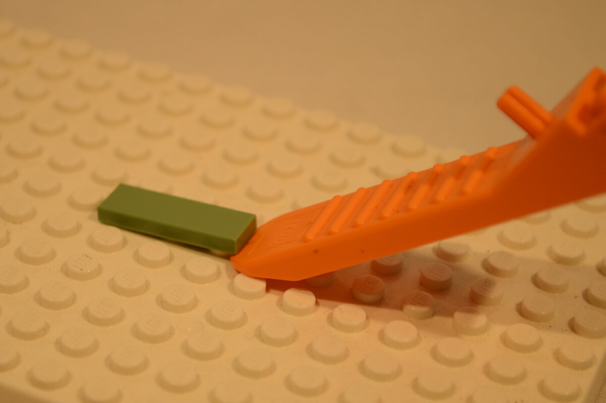 Как плитка благодаря желобку без труда открепляется разделителем, фото автора