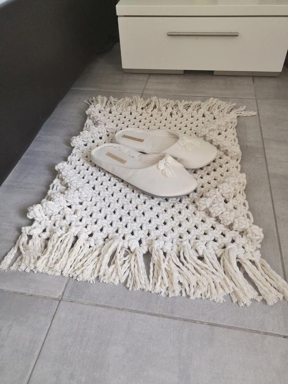 Плетеный коврик из узелков в стиле макраме