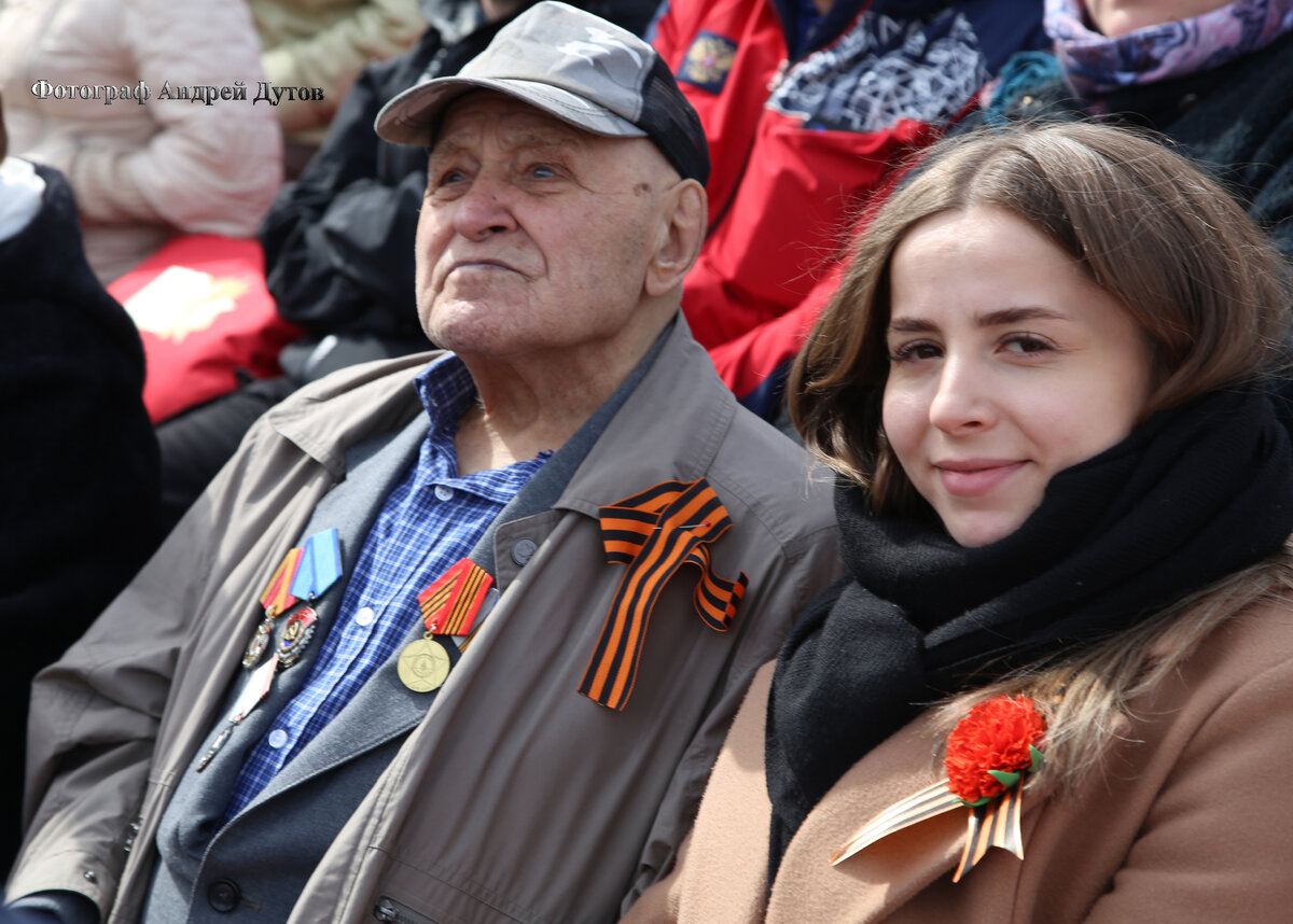 Участник Великой Отечественной войны с правнучкой. Парад Победы 9 мая 2022 года Красная площадь. /фото из моего личного архива/