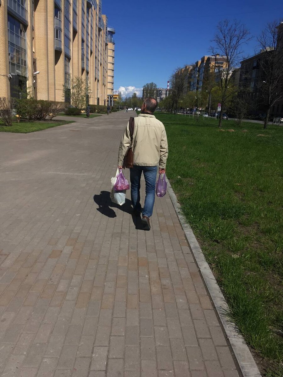 Мужичок с пакетами