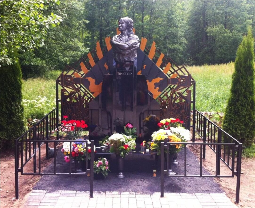 Памятник виктору цою в латвии. 35 километр трассы слока талси в латвии. Памятник цою в латвии на месте гибели. Мемориал виктора цоя. Памятник цою в латвии.