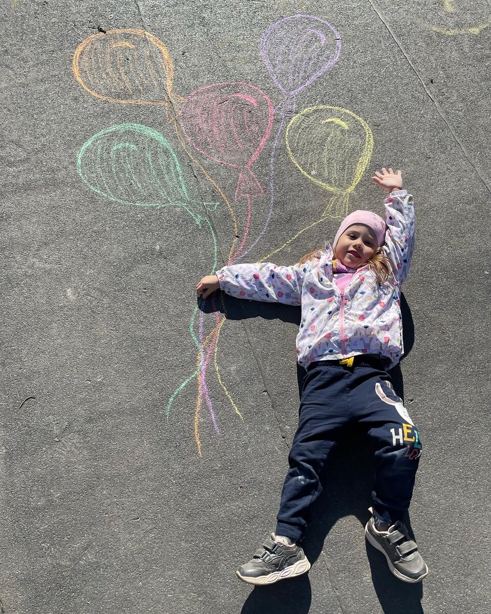 Прекрасный денек сегодня в Питере, после садика мы с дочкой погуляли и весело поиграли на улице