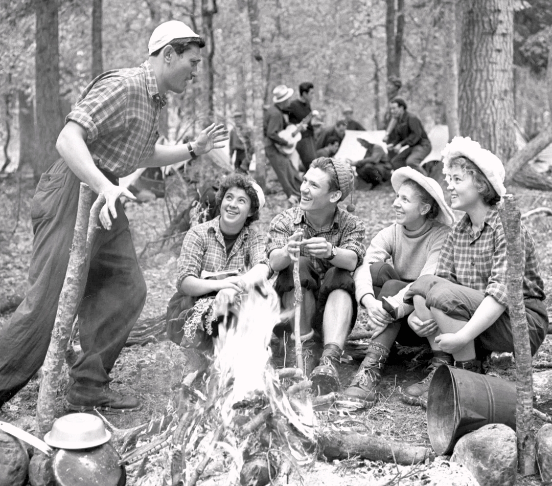 Северный Кавказ. Карачаево-Черкесская автономная область, Домбай. Группа студентов-туристов на привале в лесу (1958 год)