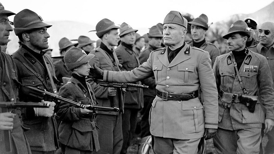 Муссолини и итальянские солдаты   —   источник: yaplakal.com