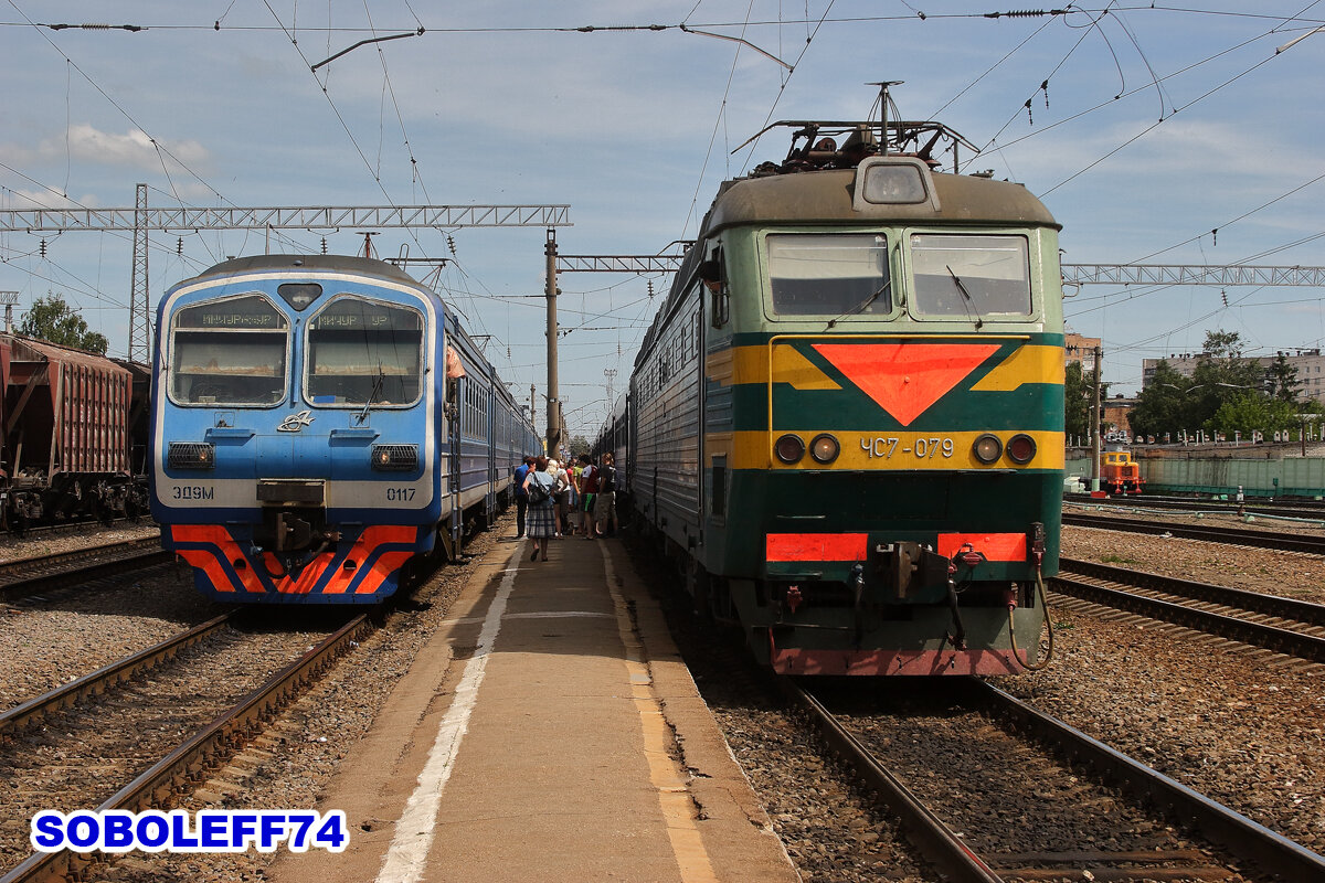 Электропоезд ЭД9М-0117 и электровоз ЧС7-079 с пассажирским поездом. Станция Рязань-2 Московской железной дороги. Июль 2009 года