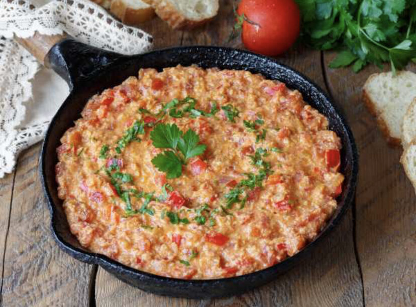 Наверное, нет такой страны, в национальной кухне которой нет блюд из куриных яиц. А уж яичницу наверняка употребляют во всех уголках нашей земли! И кроме яиц, у многих национальностей присутствуют в ней помидоры и лук. Но вот приправы, добавляемые в яичницу, способы приготовления и названия этих блюд у всех народов разные, а значит, и вкус тоже разный.

Менемен – так называется турецкая яичница с овощами. Это простое и очень вкусное блюдо, традиционно острое на вкус, поскольку часто готовится с добавлением острого перца. Впрочем, каждый кулинар готовит его на свой вкус, а значит, острым или не очень получится ваш менемен - решать только вам. Достаточно заменить острый перец сладким болгарским, а остроту отрегулировать, добавив в готовое блюдо молотый красный перец по своему вкусу.

В Турции менемен едят руками – обмакивают в него свежий хлеб и тем же хлебом набирают его небольшими порциями из сковороды. Нет, не из привычной нам тефлоновой сковородки, а из чугунной, с двумя красивыми ручками, которая бывает разных размеров: от небольшой, рассчитанной на одну порцию, до «семейного» размера.

Никто не настаивает на таком способе употребления менемена. Вы можете кушать его и ложкой, и вилкой, из тарелки или из сковороды – так, как вам будет удобно. Но... Не зря же турки едят его руками - может, так вкуснее? А может, это просто дань традиции... Не попробовав - не узнаешь! Предлагаю приготовить менемен и сравнить! Приступим?!