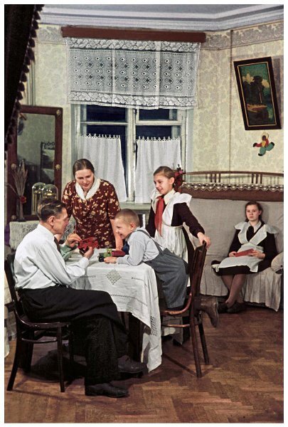 Пекарь фабрики «Большевичка» С. И. Мельников с семьей в новой квартире, предоставленной ему фабрикой. Олег Кнорринг, 1950 год, г. Москва, МАММ/МДФ.