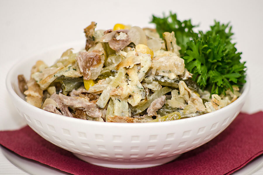 Салат с курицей и солеными огурцами