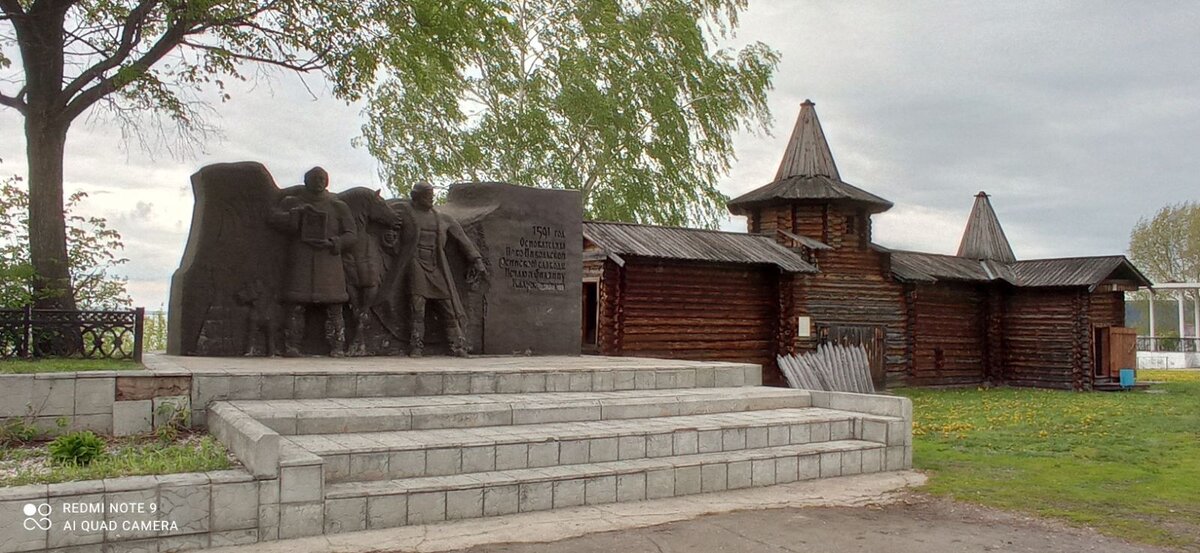 Памятник основателям (фото автора). Посмотрите всю галерею.