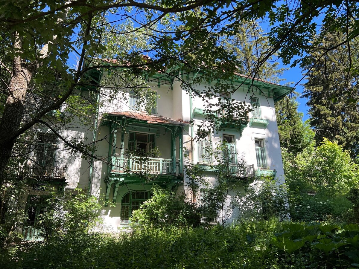 Эта больше тянет на "Проклятый старый дом"