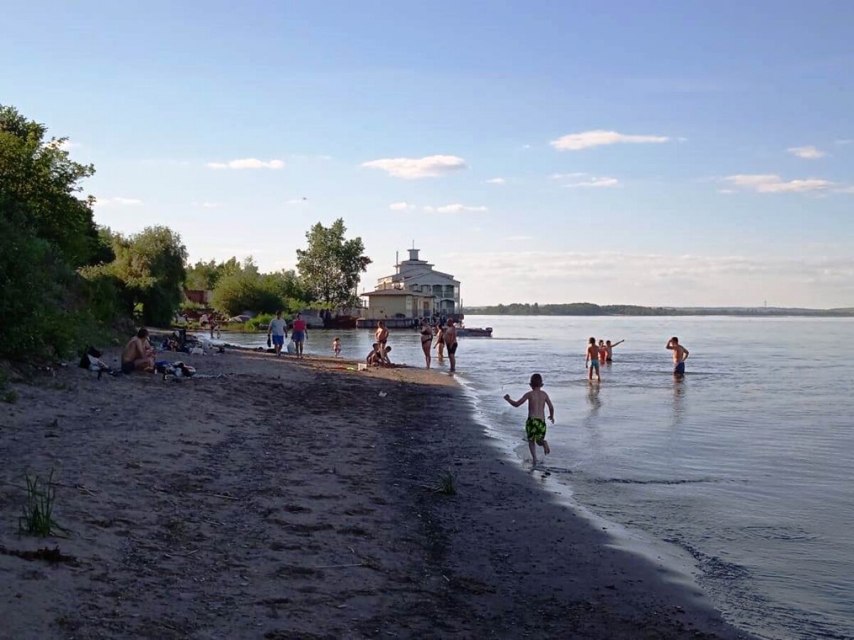 Подойти к берегу. Берега Волги Саратовской области. Волжские берега люди. Комарова город. Пляж в Иволгино Саратов.