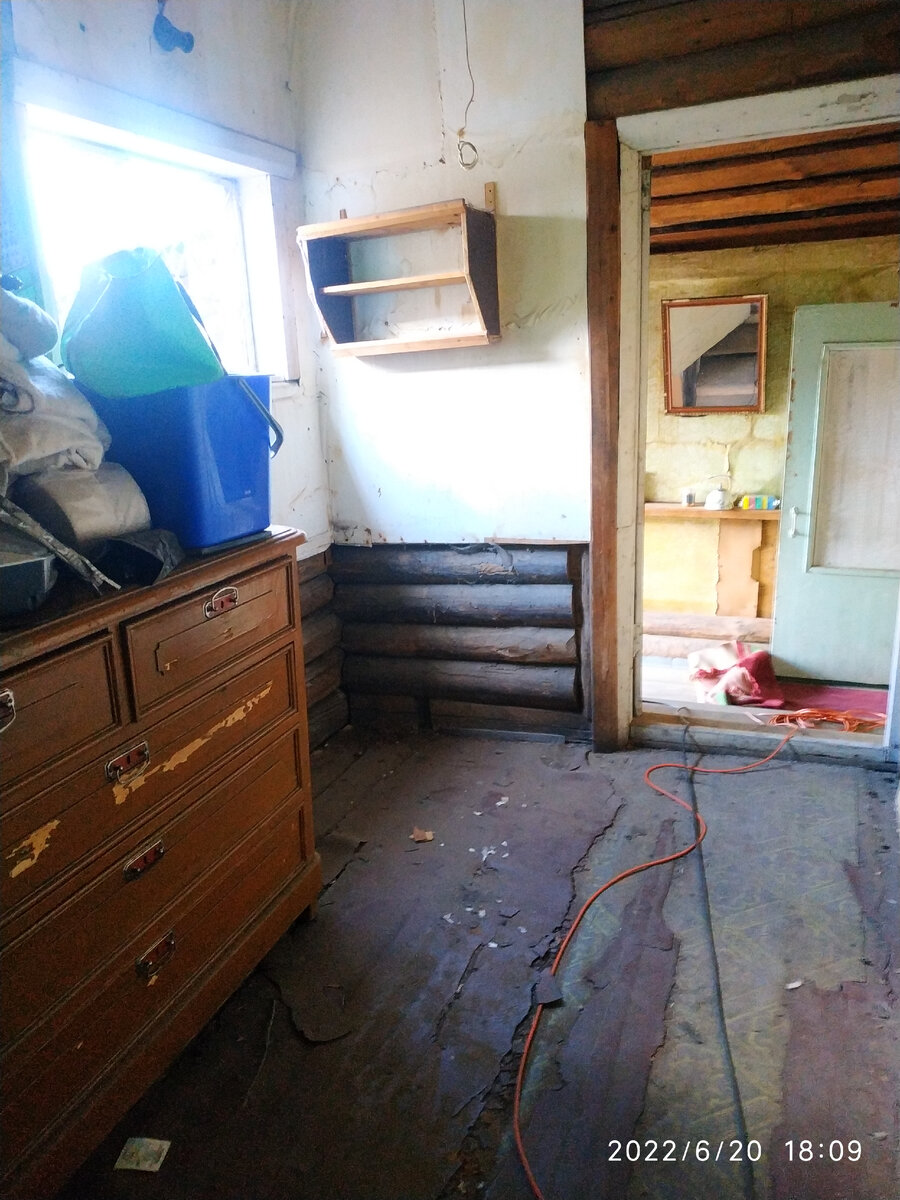 Коридор, стена справа от входа в дом