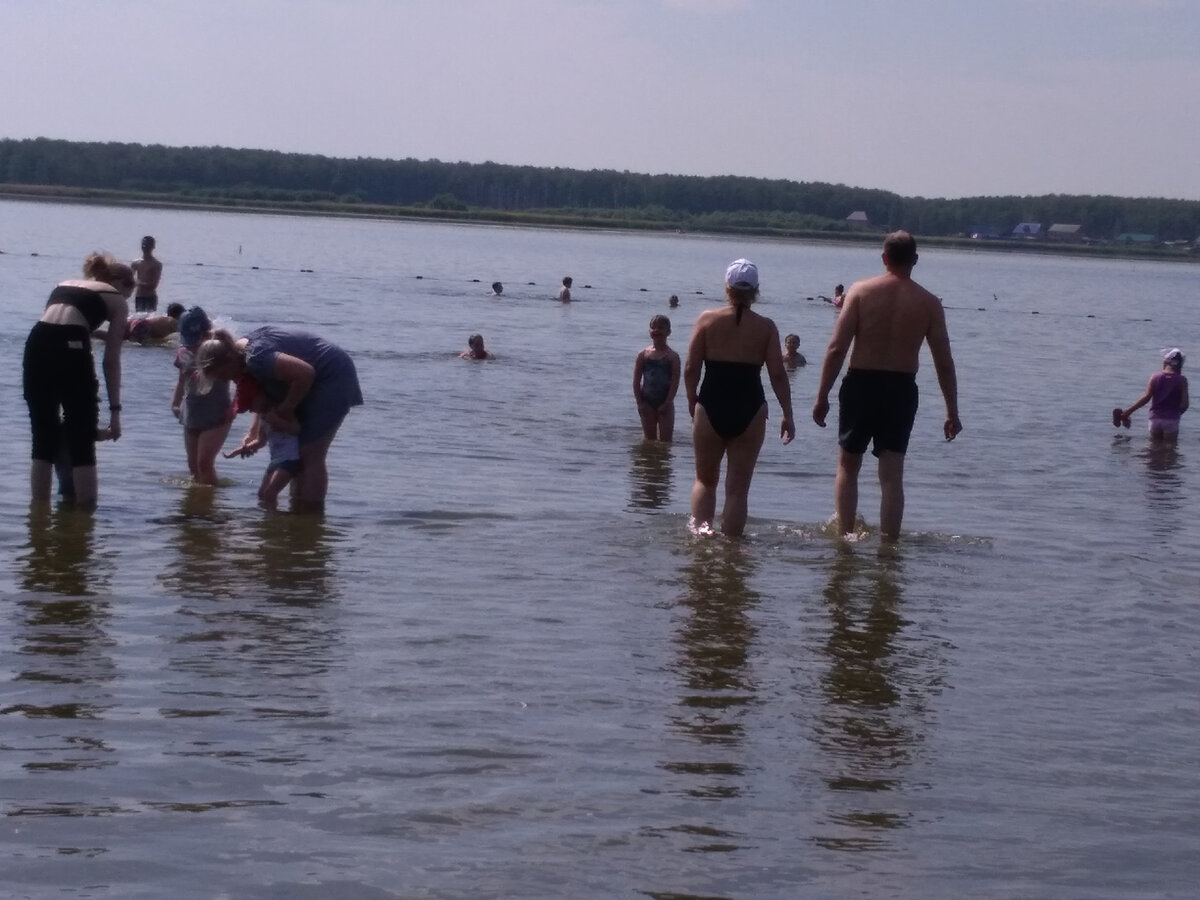 Городской пляж на голубом озере