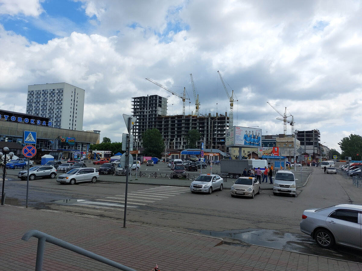 Это стройка около самого-самого вокзала. И не одного, а целых двух вокзалов. Был стадион и нет стадиона. И парка на его месте нет. А как хорошо бы было с парком!!! А есть теперь коробки вот эти кругом. И красивым от этого наш город вовсе не становится. Тема реновации, урбанизации , захватнизации земли под стройку уже давно разрушительно действует на нашу психику. Доказано и передоказано.... Да и около Дворца Спорта тоже вместо парка- уже высотки очертенные!!! И дальше- тоже они же!!! И на месте речного вокзала тоже не продолжение парка-набережной, а закапывание денег под стройку высоток!!! Вот кто это планирует такую убийственную безпарковую городскую жизненную перспективу для горожан?! Какой-то тренд ментально-извращенный у архитекторов. И не только ведь у нас в городе! Это и нехваткой земли в Сибири ЭТО никак не объяснишь. А объяснение в самой порочной системе : Выгода прежде всего!!! Как жаль нас, барнаульцев! А с Горы по Змеиногорскому тракту спускаешься и не Барнаул уже видишь, а Чикаго с разными небоскребами! 