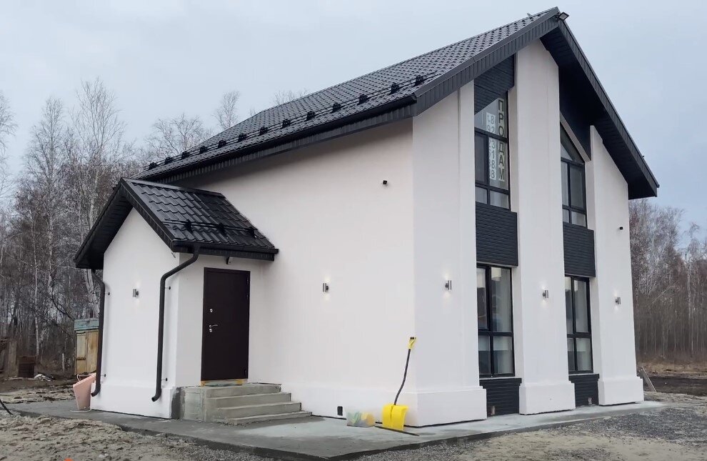 Вид на главный и левый фасады дома. К дому пристроен тамбур. Изображение из видео