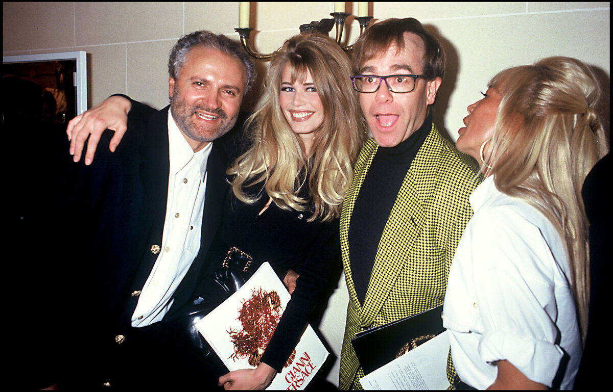    Джанни Версаче, Клаудия Шиффер, Элтон Джон и Донателла Версаче, 1992 год