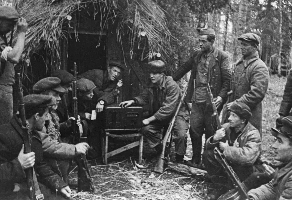 Партизанские отряды вов. Советская подполье в годы вов. Партизанское движение в великой отечественной войне. Партизанские движения на советской оккупированной территории. Партизанское движение в великой отечественной войне.