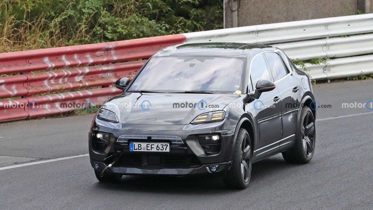     Особенный Porsche Macan проходит дорожные тесты Фото: Motor1.com