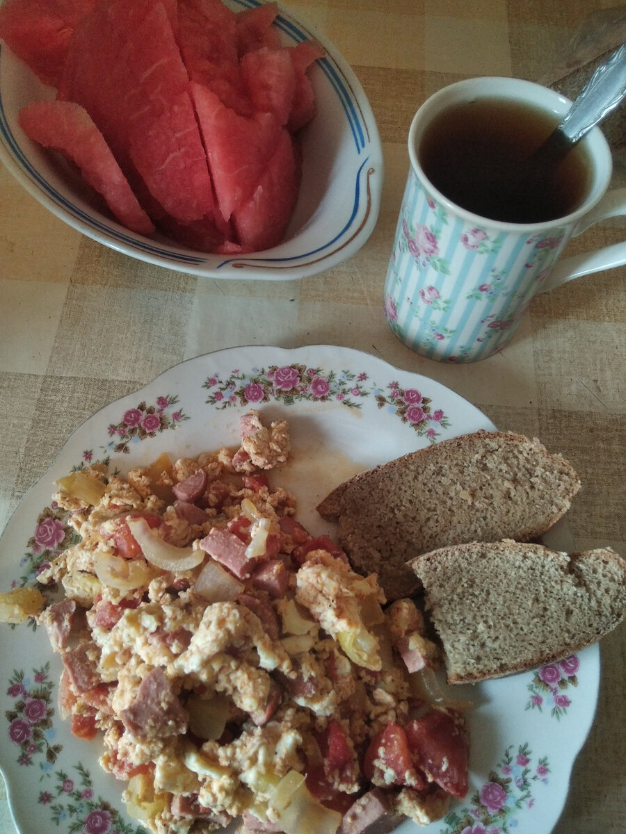 На обед яйца с сарделькой и овощами, арбуз,чай