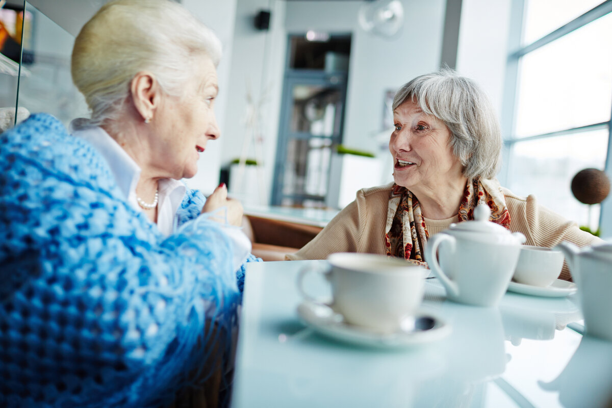 Две женщины в возрасте. Пожилая женщина в кафе. Пожилые женщины беседуют. Пожилые подруги за столом. Реальная с разговорами пожилых