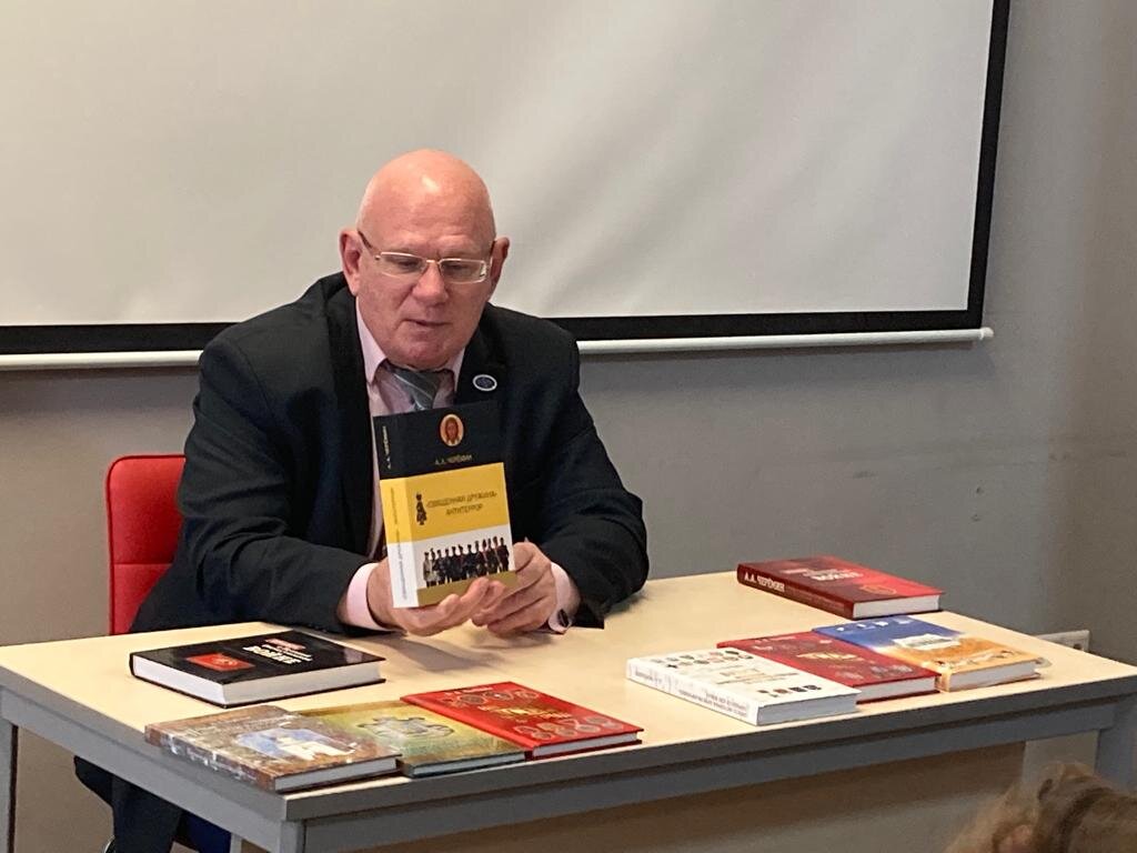 Фото. Автор книг по истории России и сопредельных государств историк, писатель, профессор, независимый эксперт Черёмин Александр Александрович. В книгах написана история разведки и Великой Отечественной войны.  