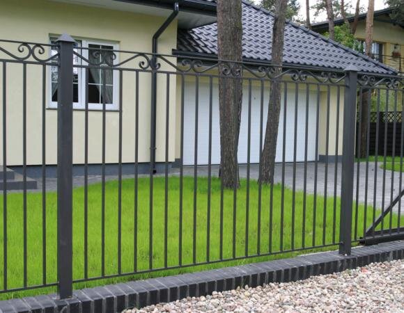 Забор из профтрубы с квадратным сечением в сером цвете.