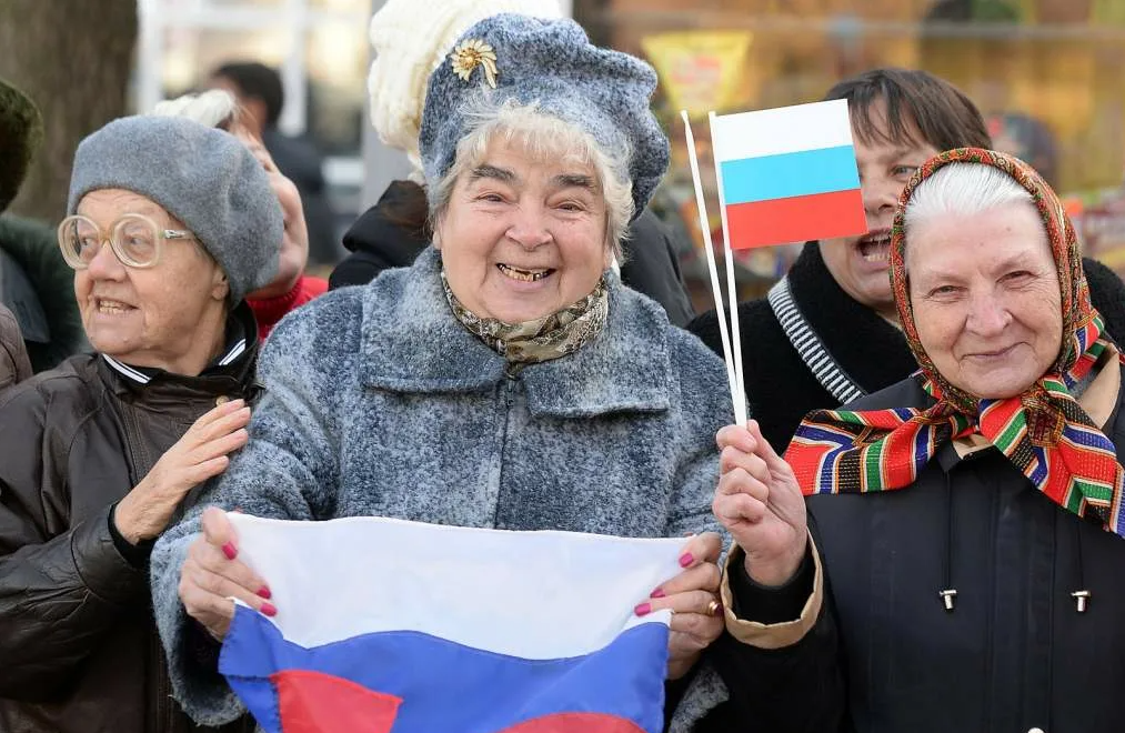 Бабушку толпой. Толпа пенсионеров. Возмущенные россияне. Пенсионеры с флагом России. Возмущенные жители.